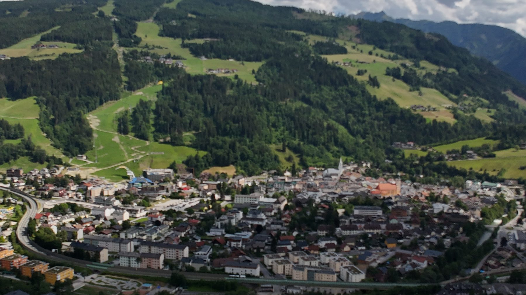 Schladming mit Blick auf die Planai — echte Drohnenaufnahme