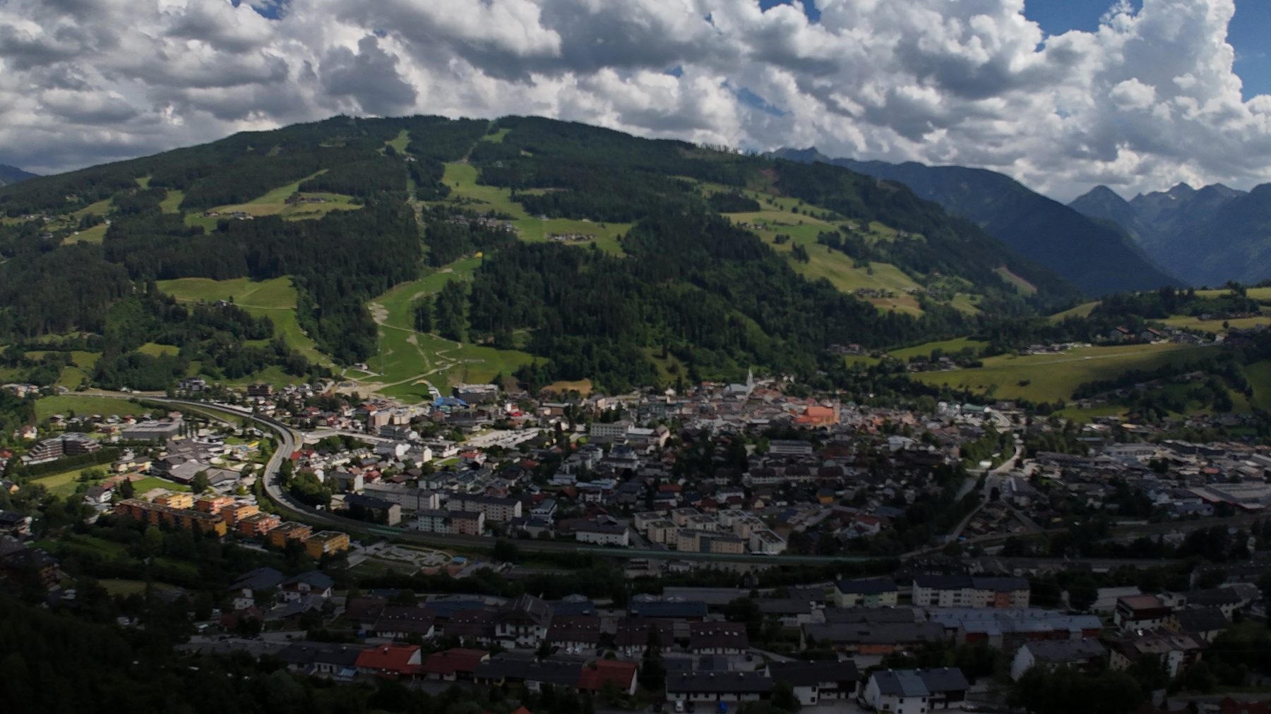 Schladming aus der Vogelperspektive — echte Drohnenaufnahme